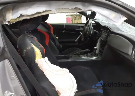 2015 Scion Fr-S z USA, uszkodzony, nr VIN JF1ZNAA13F8702500